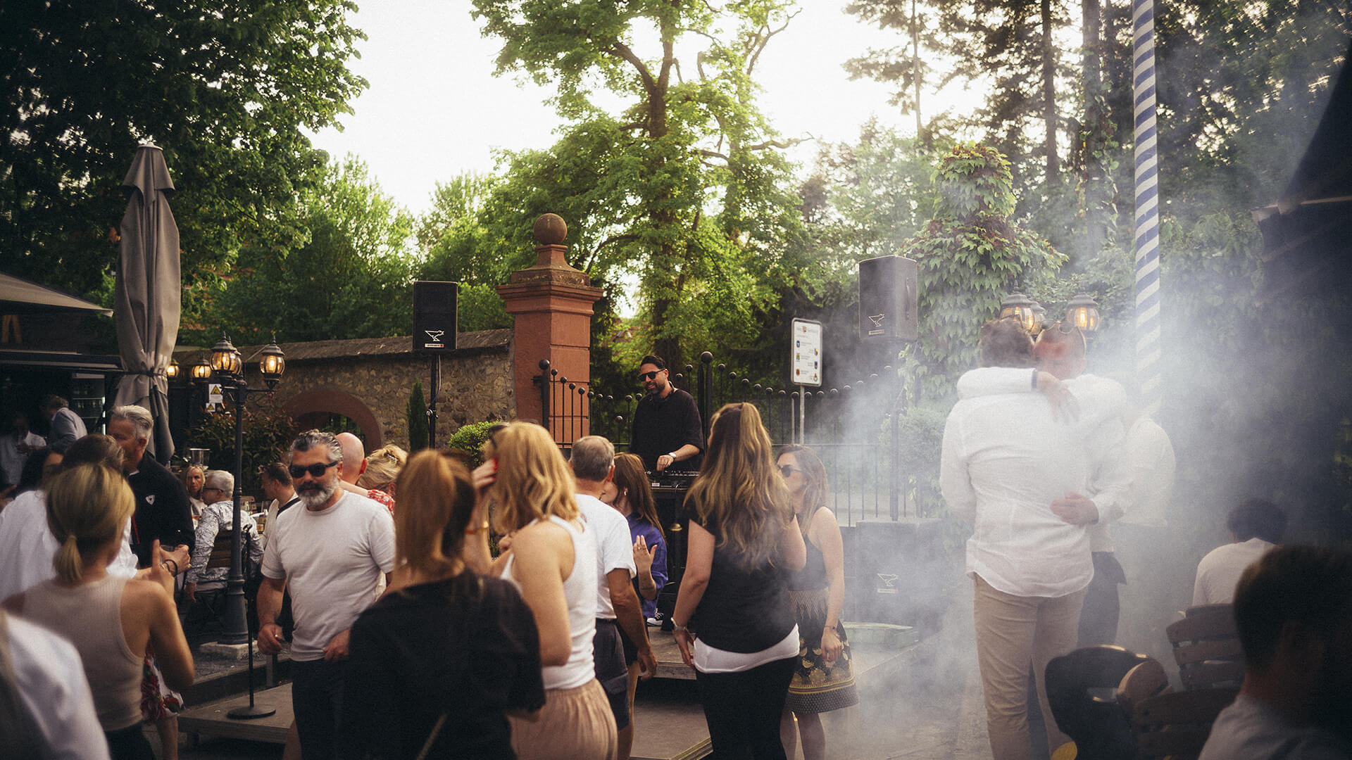 Sommerliche Feier im Biergarten mit DJ-Set und gut gelaunten Gästen – Frankfurter Haus