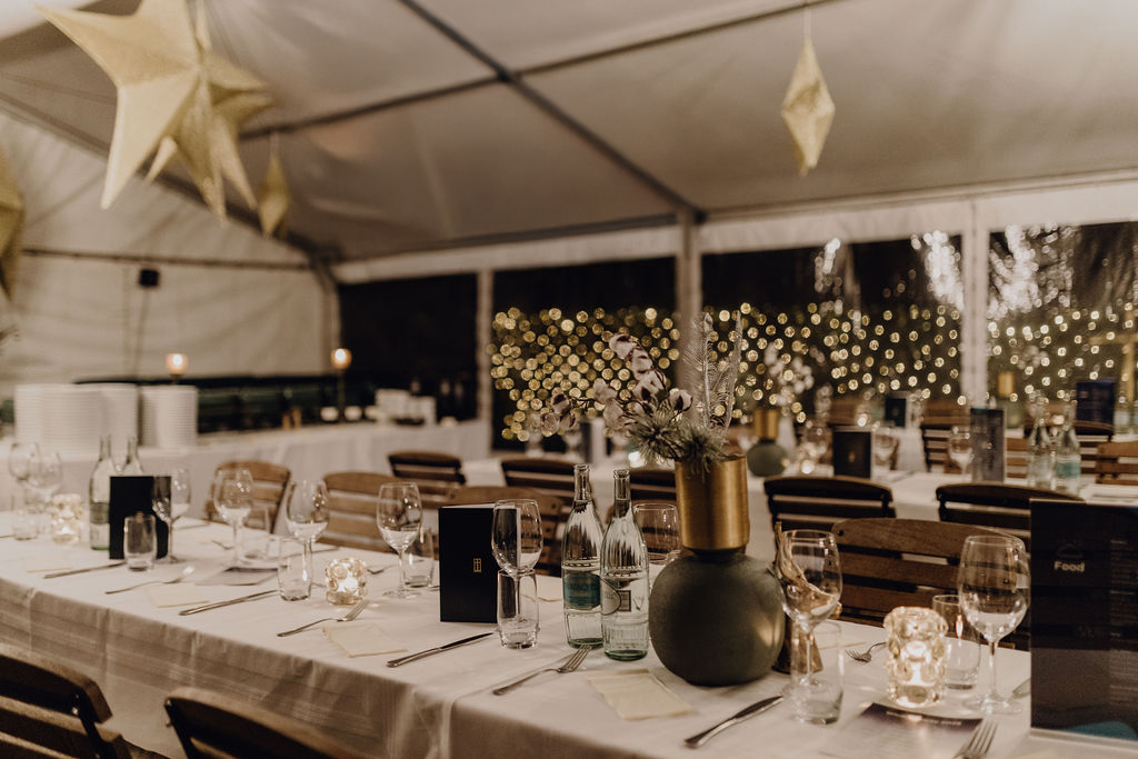 Stimmungsvoll beleuchtetes Hochzeitszelt mit festlich gedeckten Tischen, Kerzenlicht und eleganter Dekoration für besondere Feiern – Frankfurter Haus.